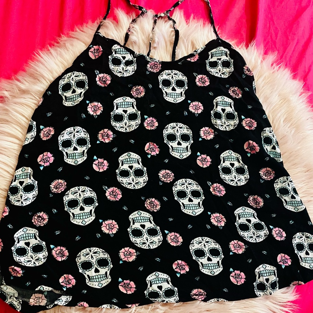 Skulls ☠️ and Roses 🌹 Top No Boundaries